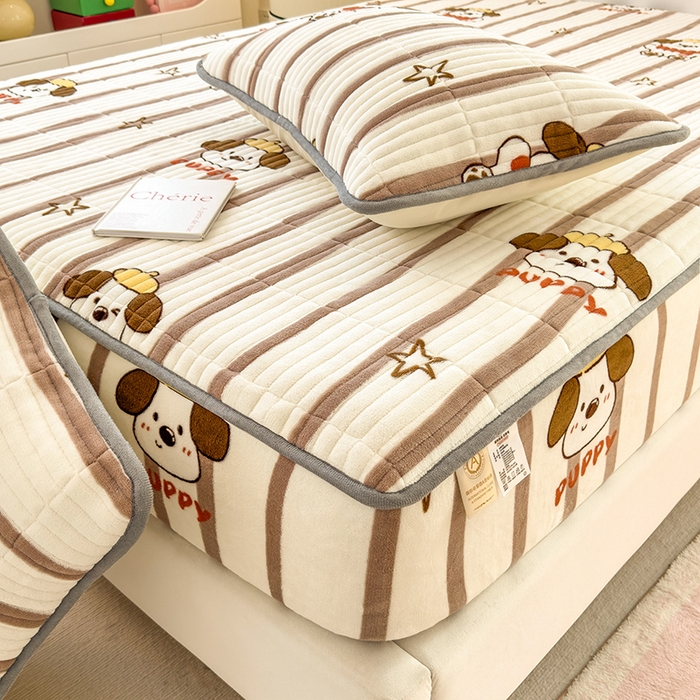 91家纺网 家纺一手货源 找家纺 摩妮卡 2025新款小清新系列印花牛奶绒夹棉床笠三件套 嘟嘟狗