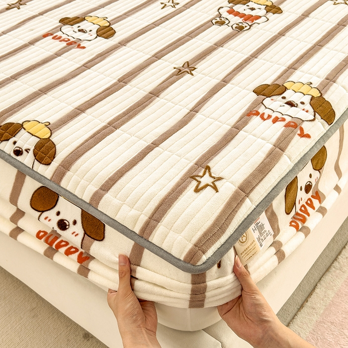 91家纺网 家纺一手货源 找家纺 摩妮卡 2025新款小清新系列印花牛奶绒夹棉床笠三件套 嘟嘟狗