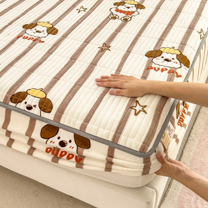 91家纺网 家纺一手货源 找家纺 摩妮卡 2025新款小清新系列印花牛奶绒夹棉床笠三件套 嘟嘟狗