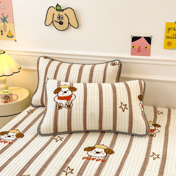 91家纺网 家纺一手货源 找家纺 摩妮卡 2025新款小清新系列印花牛奶绒夹棉床笠三件套 嘟嘟狗