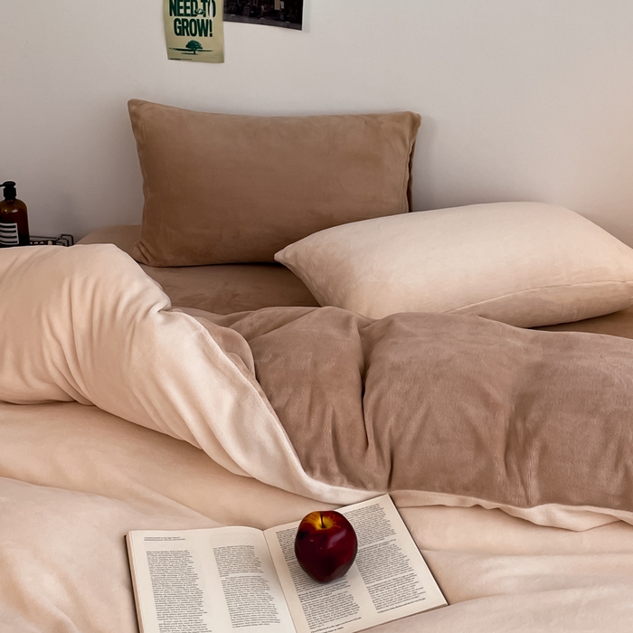 91家纺网 家纺一手货源 找家纺 三朵家纺 2025新款法莱绒混搭四件套 米驼+浅咖