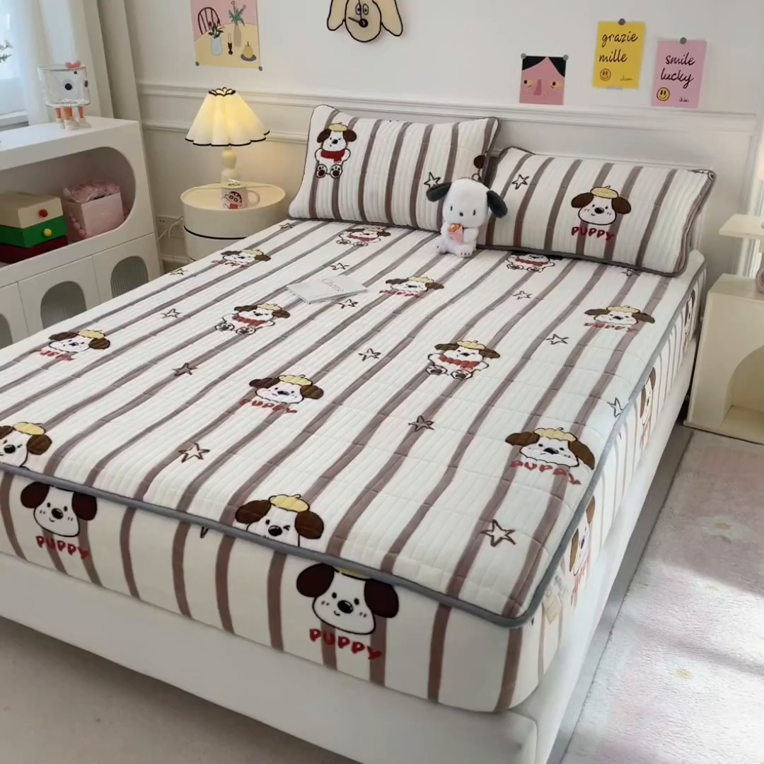 91家纺网 家纺一手货源 找家纺 摩妮卡 2025新款小清新系列印花牛奶绒夹棉床笠三件套 嘟嘟狗