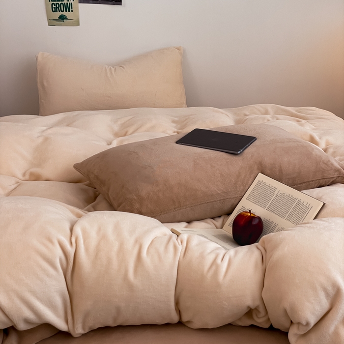 91家纺网 家纺一手货源 找家纺 三朵家纺 2025新款法莱绒混搭四件套 米驼+浅咖