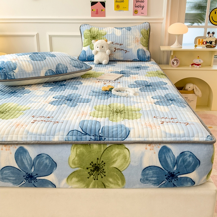 91家纺网 家纺一手货源 找家纺 摩妮卡 2025新款小清新系列印花牛奶绒夹棉床笠三件套 花儿朵朵