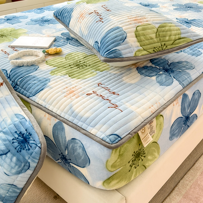 91家纺网 家纺一手货源 找家纺 摩妮卡 2025新款小清新系列印花牛奶绒夹棉床笠三件套 花儿朵朵