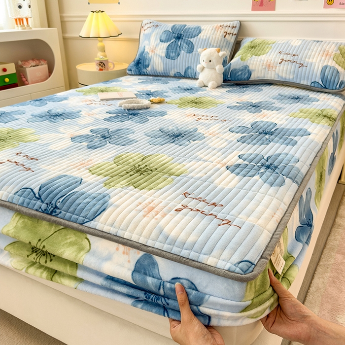 91家纺网 家纺一手货源 找家纺 摩妮卡 2025新款小清新系列印花牛奶绒夹棉床笠三件套 花儿朵朵