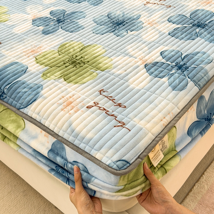 91家纺网 家纺一手货源 找家纺 摩妮卡 2025新款小清新系列印花牛奶绒夹棉床笠三件套 花儿朵朵