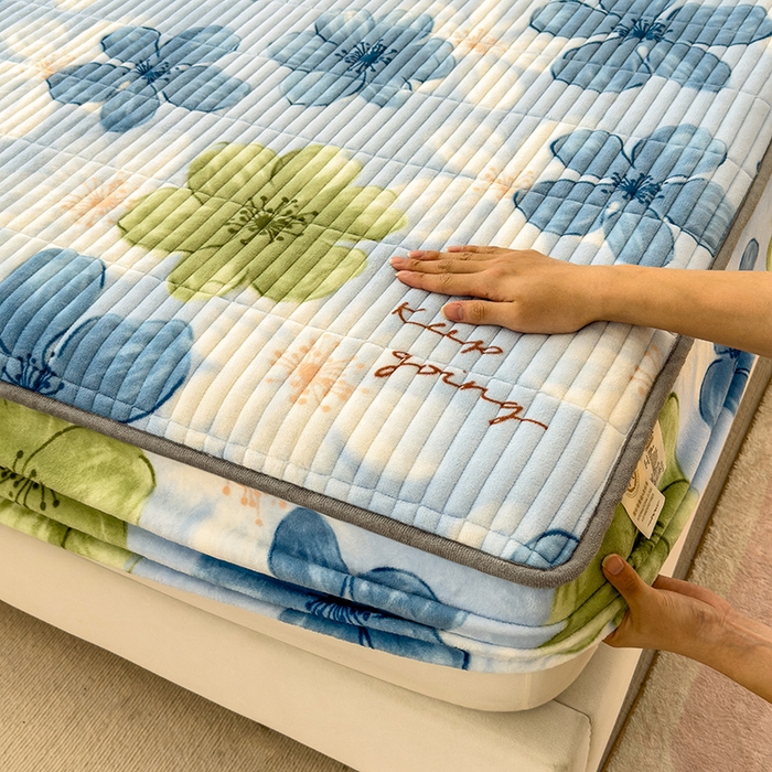 91家纺网 家纺一手货源 找家纺 摩妮卡 2025新款小清新系列印花牛奶绒夹棉床笠三件套 花儿朵朵