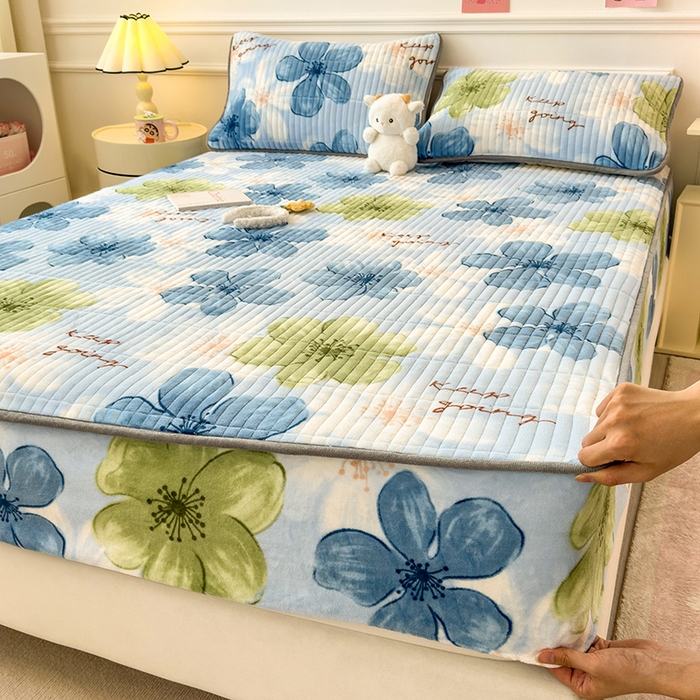 91家纺网 家纺一手货源 找家纺 摩妮卡 2025新款小清新系列印花牛奶绒夹棉床笠三件套 花儿朵朵