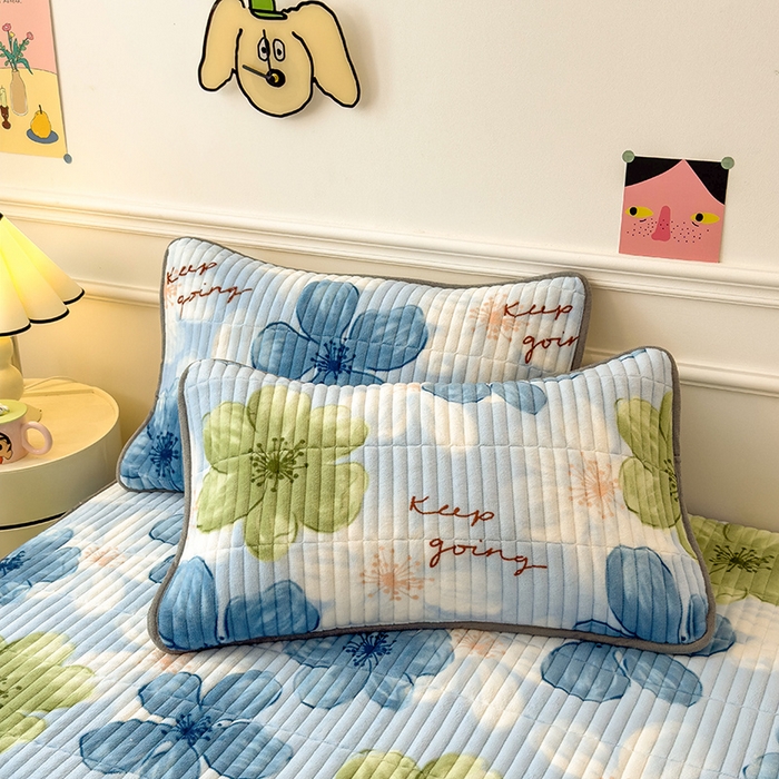 91家纺网 家纺一手货源 找家纺 摩妮卡 2025新款小清新系列印花牛奶绒夹棉床笠三件套 花儿朵朵