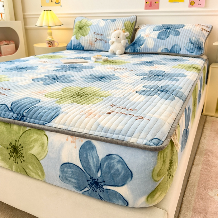 91家纺网 家纺一手货源 找家纺 摩妮卡 2025新款小清新系列印花牛奶绒夹棉床笠三件套 花儿朵朵