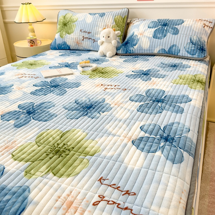 91家纺网 家纺一手货源 找家纺 摩妮卡 2025新款小清新系列印花牛奶绒夹棉床笠三件套 花儿朵朵