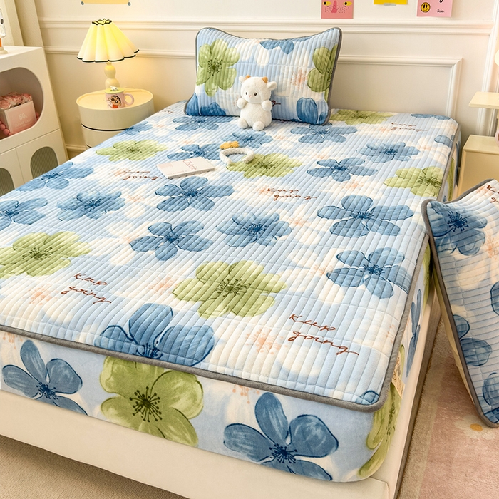 91家纺网 家纺一手货源 找家纺 摩妮卡 2025新款小清新系列印花牛奶绒夹棉床笠三件套 花儿朵朵