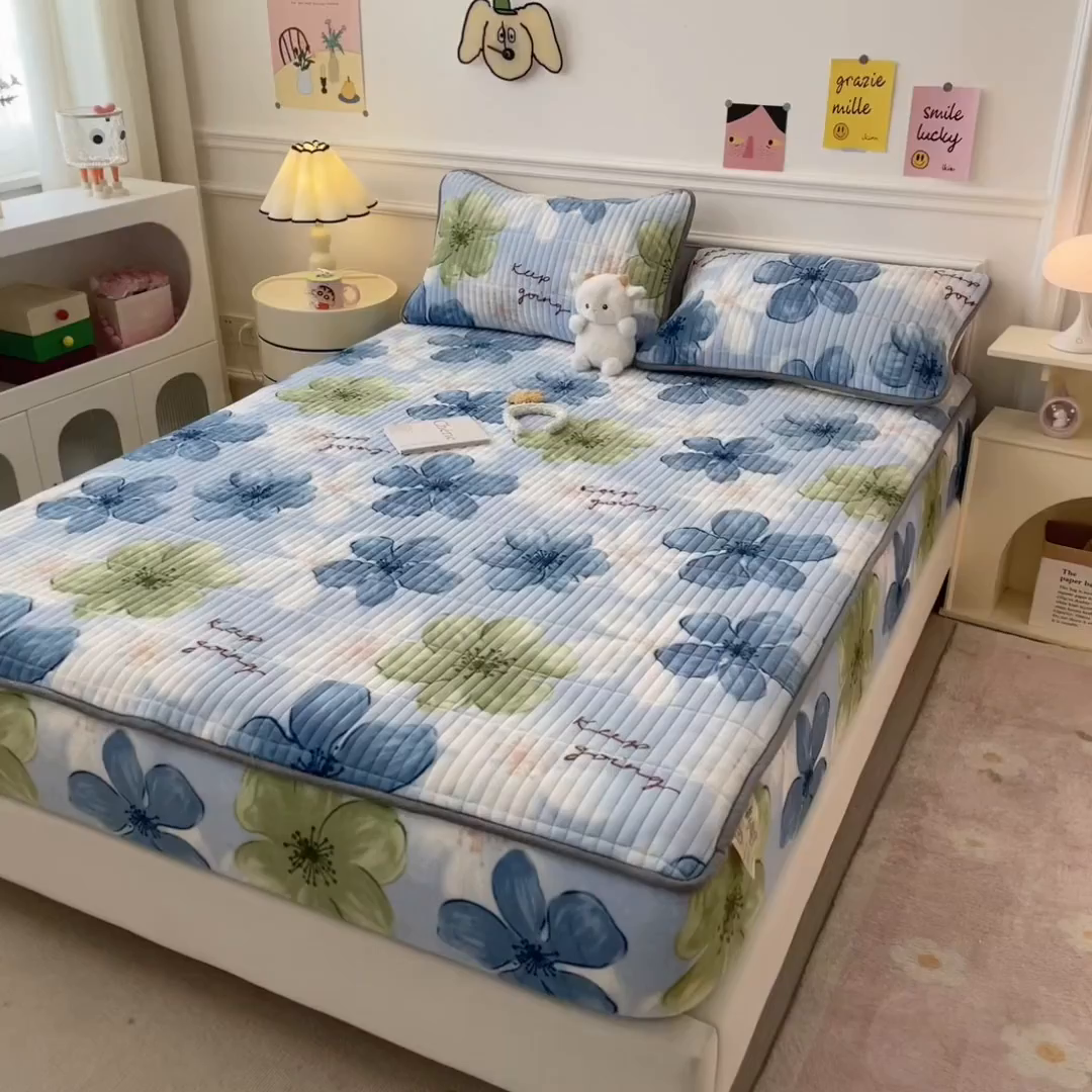 91家纺网 家纺一手货源 找家纺 摩妮卡 2025新款小清新系列印花牛奶绒夹棉床笠三件套 花儿朵朵