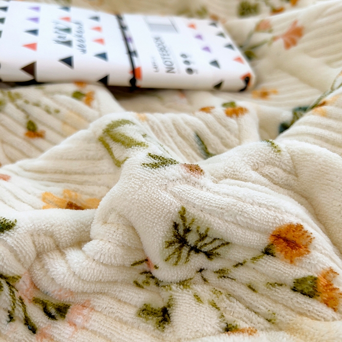 91家纺网 家纺一手货源 找家纺 摩妮卡 2025新款小清新系列印花牛奶绒夹棉床笠三件套 花间密语