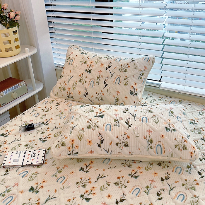 91家纺网 家纺一手货源 找家纺 摩妮卡 2025新款小清新系列印花牛奶绒夹棉床笠三件套 花间密语