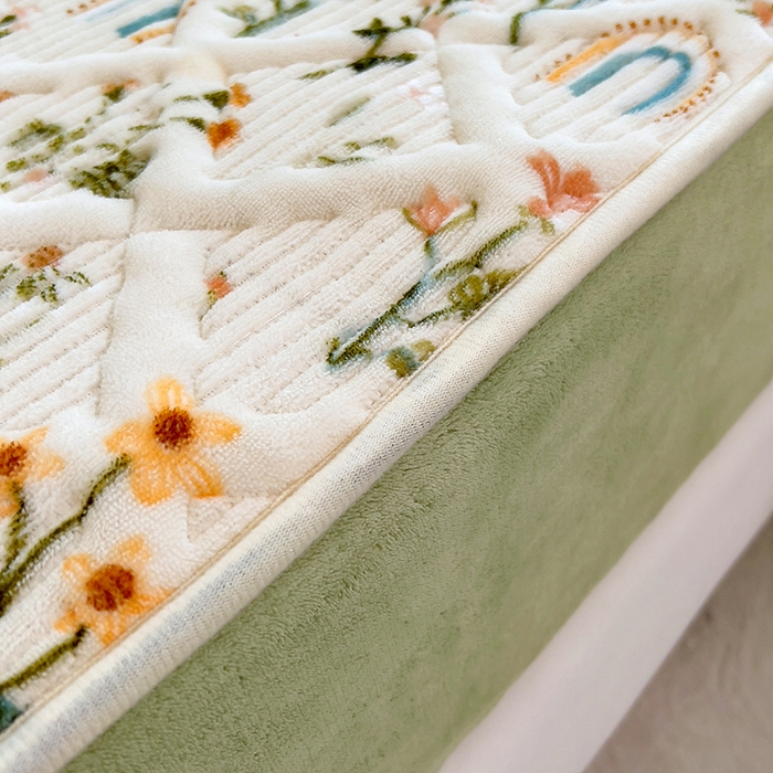 91家纺网 家纺一手货源 找家纺 摩妮卡 2025新款小清新系列印花牛奶绒夹棉床笠三件套 花间密语