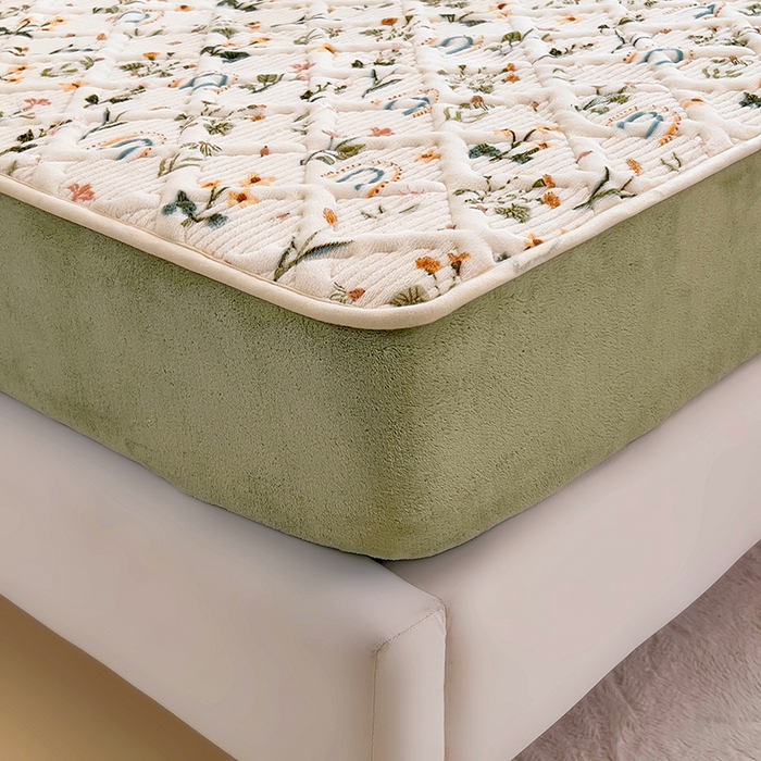 91家纺网 家纺一手货源 找家纺 摩妮卡 2025新款小清新系列印花牛奶绒夹棉床笠三件套 花间密语