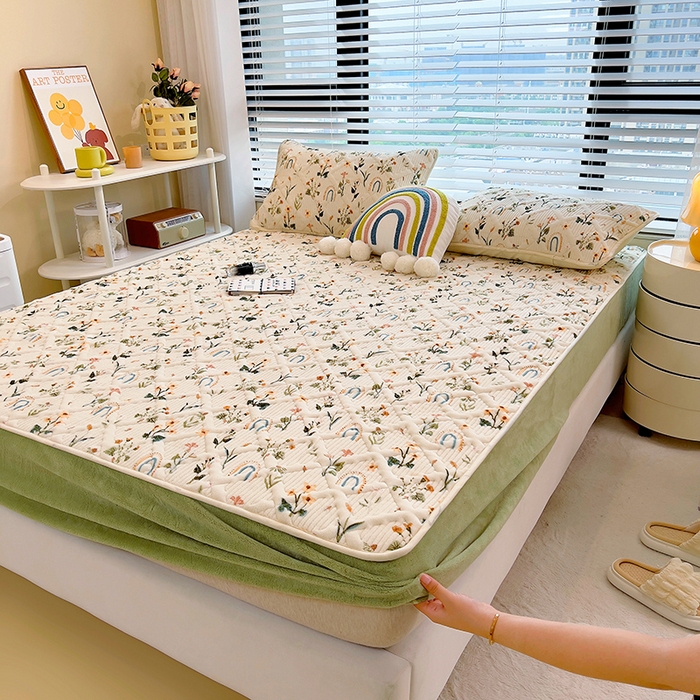 91家纺网 家纺一手货源 找家纺 摩妮卡 2025新款小清新系列印花牛奶绒夹棉床笠三件套 花间密语