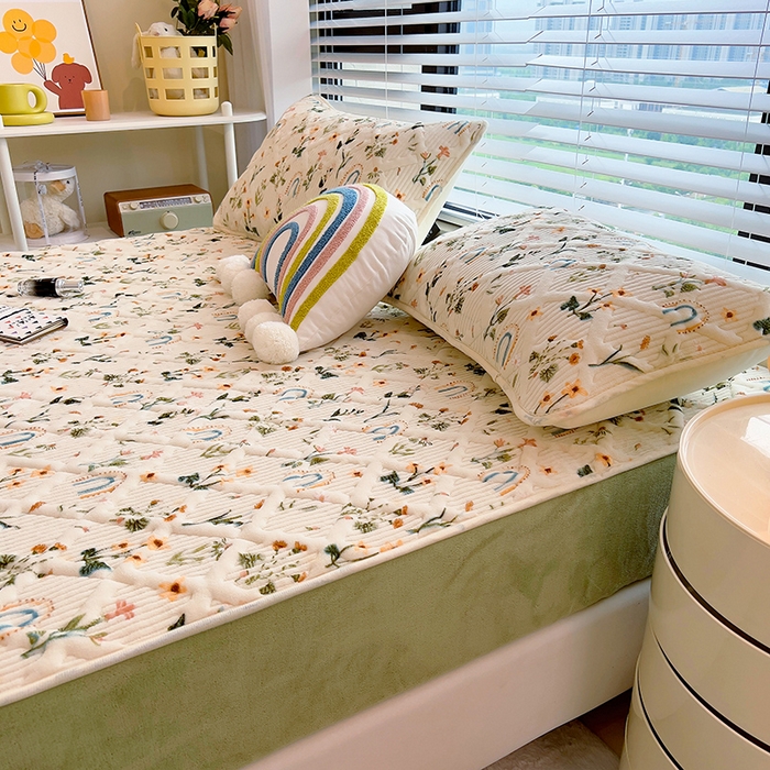 91家纺网 家纺一手货源 找家纺 摩妮卡 2025新款小清新系列印花牛奶绒夹棉床笠三件套 花间密语