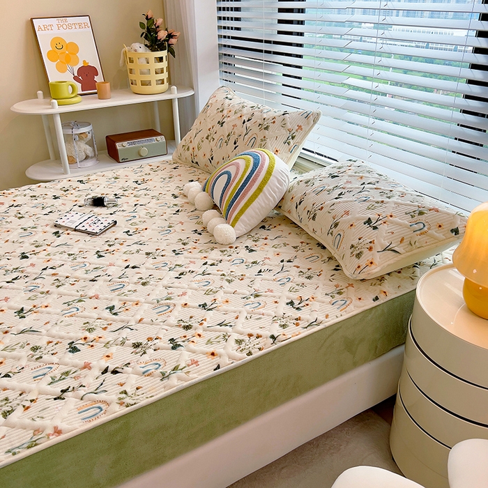 91家纺网 家纺一手货源 找家纺 摩妮卡 2025新款小清新系列印花牛奶绒夹棉床笠三件套 花间密语