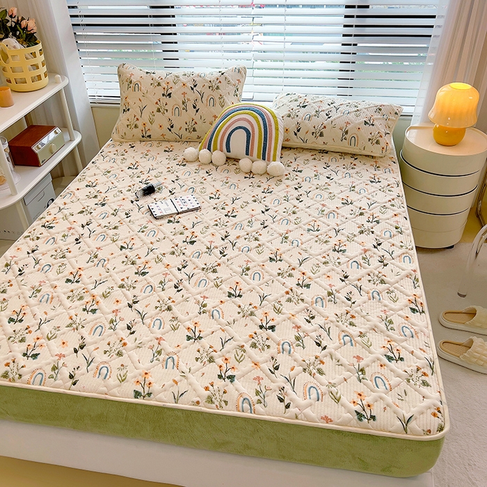 91家纺网 家纺一手货源 找家纺 摩妮卡 2025新款小清新系列印花牛奶绒夹棉床笠三件套 花间密语