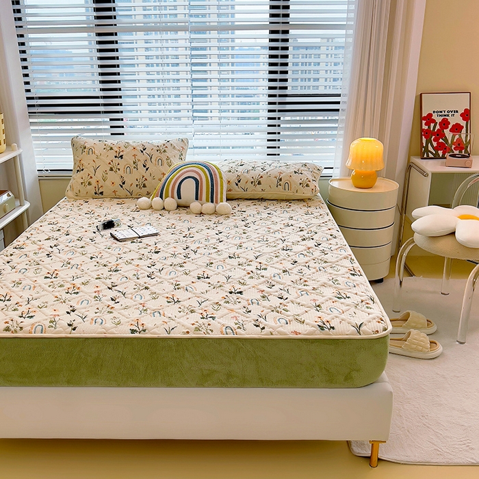 91家纺网 家纺一手货源 找家纺 摩妮卡 2025新款小清新系列印花牛奶绒夹棉床笠三件套 花间密语