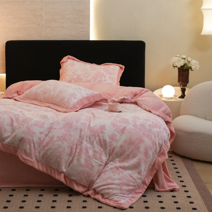 91家纺网 家纺一手货源 找家纺 （总）优悦生活馆 2025新款秋冬简约亲肤牛奶绒印花保暖四件套-维也纳