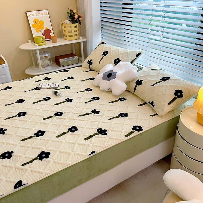 91家纺网 家纺一手货源 找家纺 摩妮卡 2025新款小清新系列印花牛奶绒夹棉床笠三件套 花溪