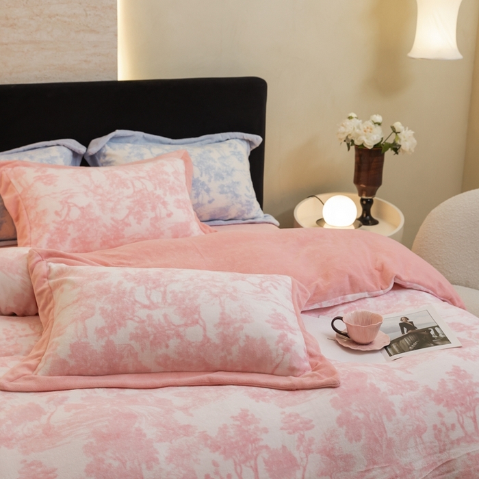 91家纺网 家纺一手货源 找家纺 （总）优悦生活馆 2025新款秋冬简约亲肤牛奶绒印花保暖四件套-维也纳