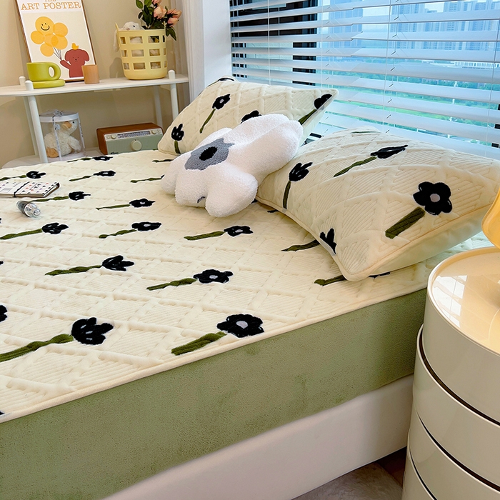 91家纺网 家纺一手货源 找家纺 摩妮卡 2025新款小清新系列印花牛奶绒夹棉床笠三件套 花溪