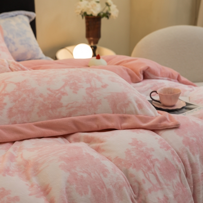 91家纺网 家纺一手货源 找家纺 （总）优悦生活馆 2025新款秋冬简约亲肤牛奶绒印花保暖四件套-维也纳