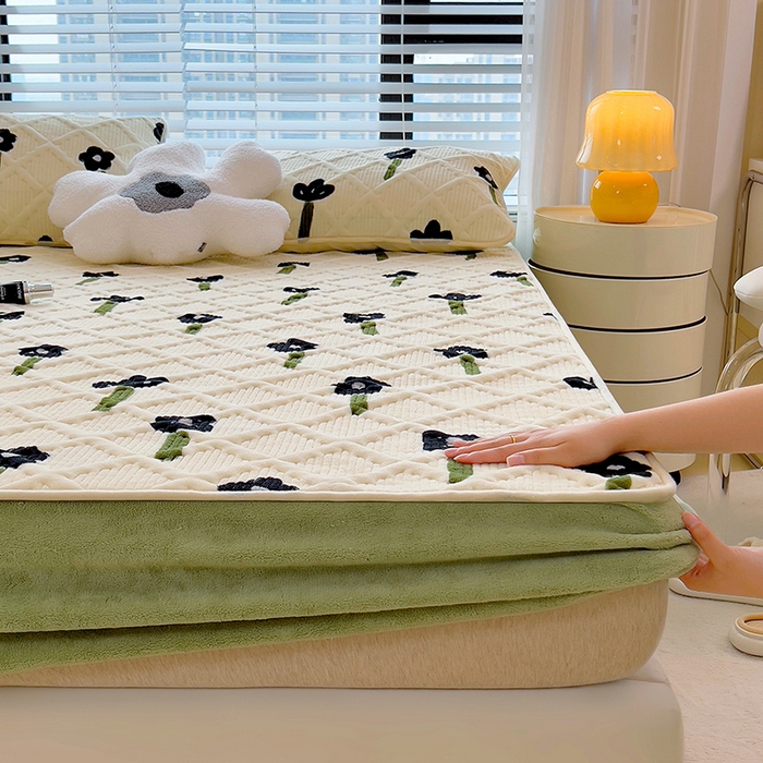 91家纺网 家纺一手货源 找家纺 摩妮卡 2025新款小清新系列印花牛奶绒夹棉床笠三件套 花溪