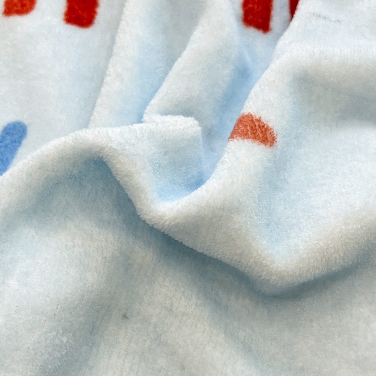 91家纺网 家纺一手货源 找家纺 金爱家 2025新品大版卡通平网数码印花加厚高克重牛奶绒皮卡丘系列四件套 绒大版-布丁狗伙伴