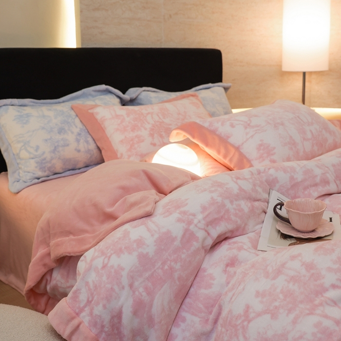 91家纺网 家纺一手货源 找家纺 优悦生活馆 2025新款秋冬简约亲肤牛奶绒印花保暖四件套-维也纳 维也纳-白桃粉