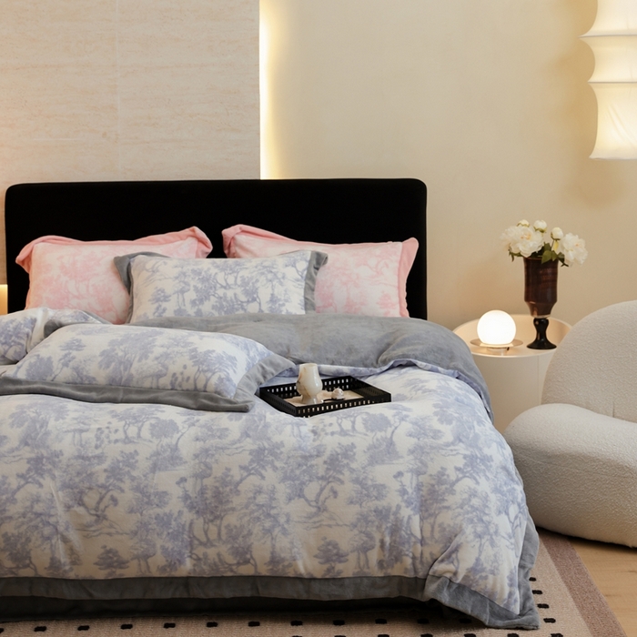 91家纺网 家纺一手货源 找家纺 优悦生活馆 2025新款秋冬简约亲肤牛奶绒印花保暖四件套-维也纳 维也纳-时尚灰