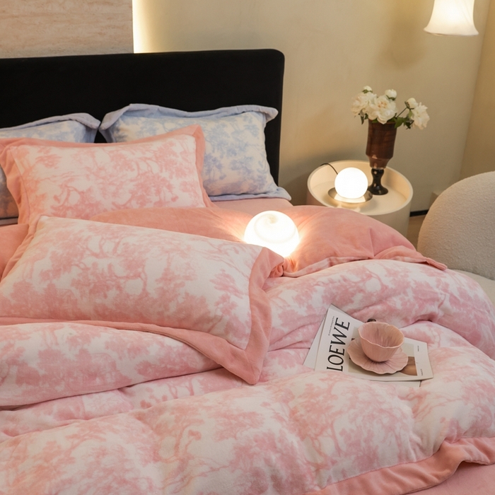 91家纺网 家纺一手货源 找家纺 优悦生活馆 2025新款秋冬简约亲肤牛奶绒印花保暖四件套-维也纳 维也纳-白桃粉