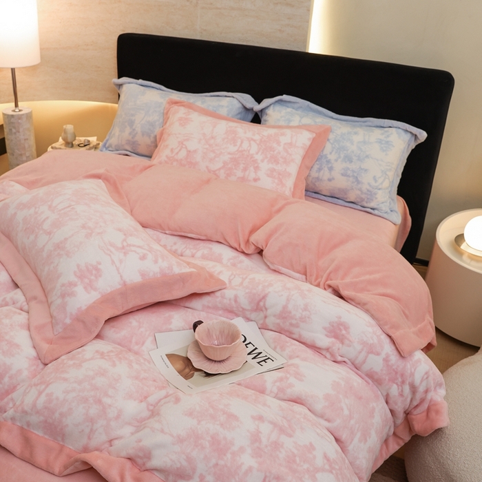 91家纺网 家纺一手货源 找家纺 优悦生活馆 2025新款秋冬简约亲肤牛奶绒印花保暖四件套-维也纳 维也纳-白桃粉