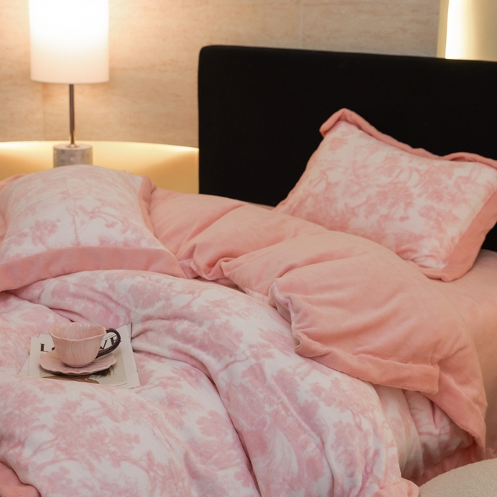 91家纺网 家纺一手货源 找家纺 优悦生活馆 2025新款秋冬简约亲肤牛奶绒印花保暖四件套-维也纳 维也纳-白桃粉