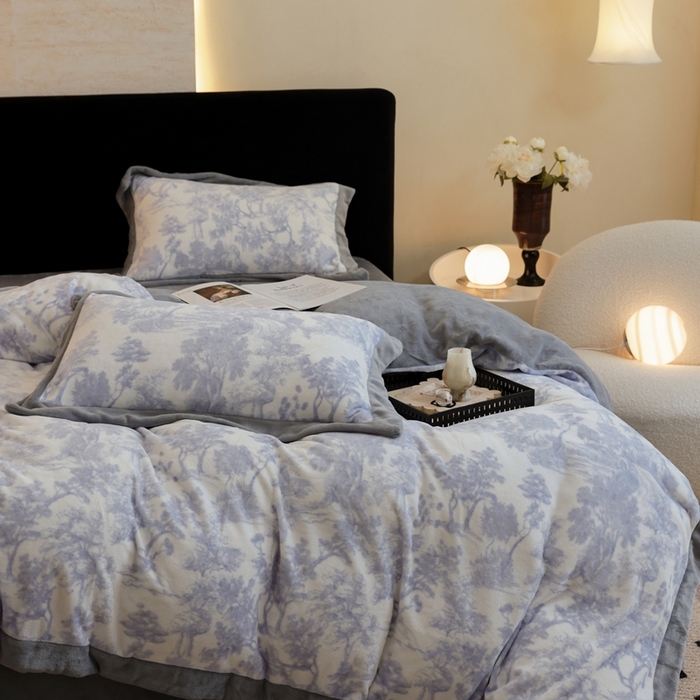 91家纺网 家纺一手货源 找家纺 优悦生活馆 2025新款秋冬简约亲肤牛奶绒印花保暖四件套-维也纳 维也纳-时尚灰