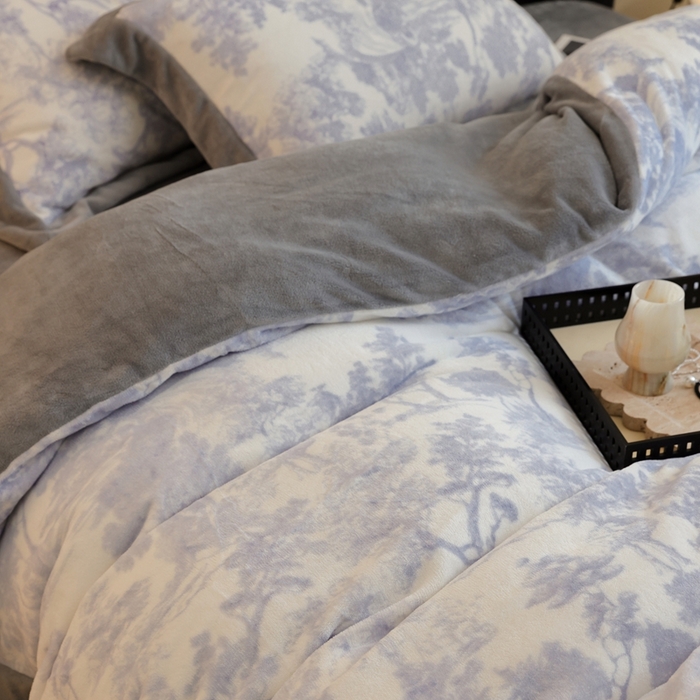 91家纺网 家纺一手货源 找家纺 优悦生活馆 2025新款秋冬简约亲肤牛奶绒印花保暖四件套-维也纳 维也纳-时尚灰