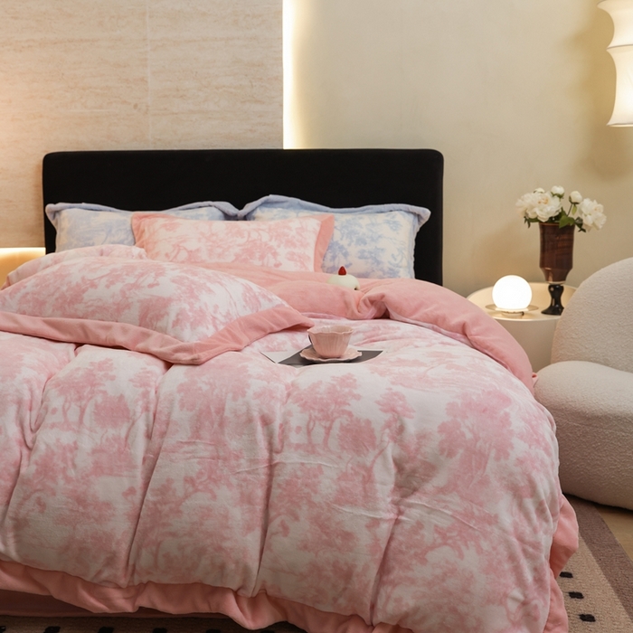 91家纺网 家纺一手货源 找家纺 优悦生活馆 2025新款秋冬简约亲肤牛奶绒印花保暖四件套-维也纳 维也纳-白桃粉