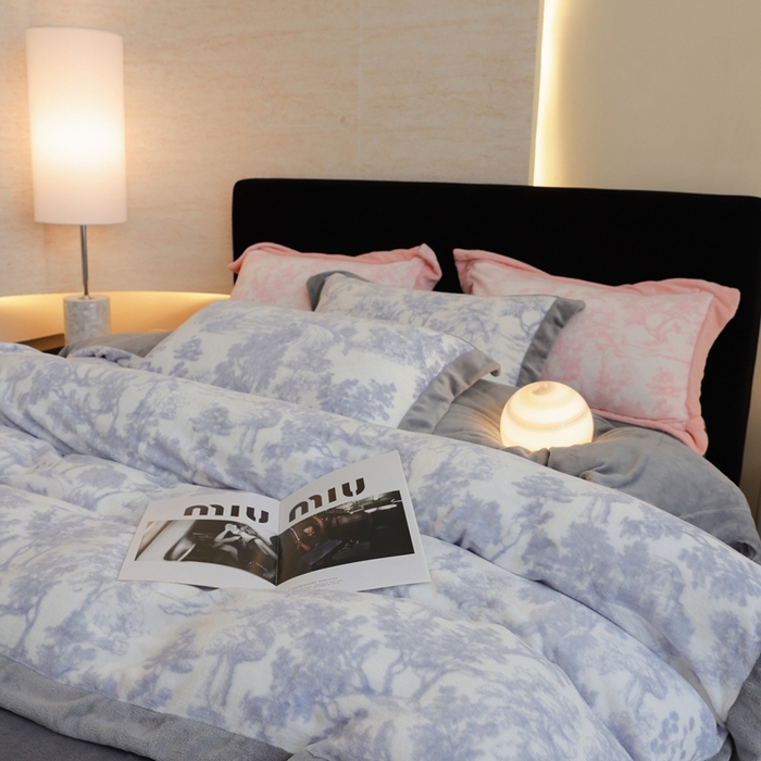 91家纺网 家纺一手货源 找家纺 优悦生活馆 2025新款秋冬简约亲肤牛奶绒印花保暖四件套-维也纳 维也纳-时尚灰