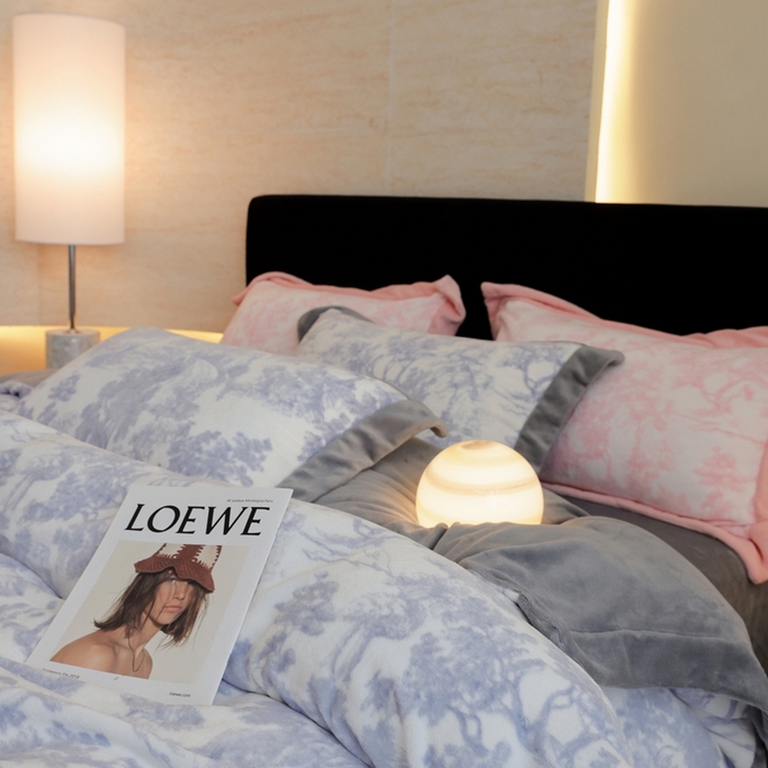 91家纺网 家纺一手货源 找家纺 优悦生活馆 2025新款秋冬简约亲肤牛奶绒印花保暖四件套-维也纳 维也纳-时尚灰