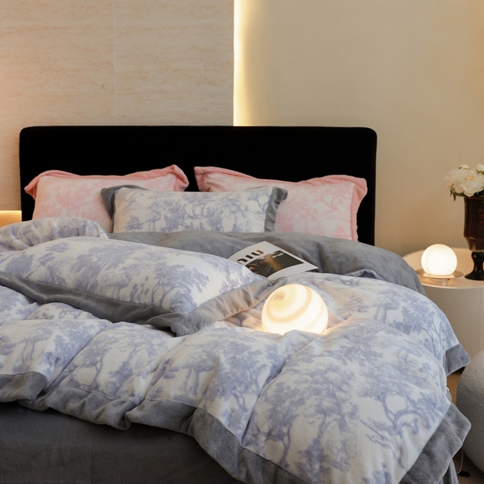 91家纺网 家纺一手货源 找家纺 优悦生活馆 2025新款秋冬简约亲肤牛奶绒印花保暖四件套-维也纳 维也纳-时尚灰