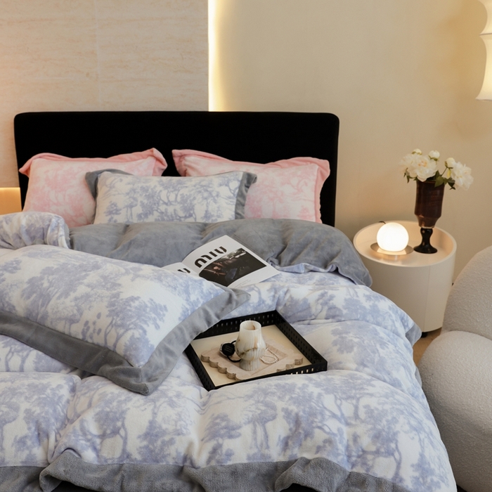 91家纺网 家纺一手货源 找家纺 优悦生活馆 2025新款秋冬简约亲肤牛奶绒印花保暖四件套-维也纳 维也纳-时尚灰