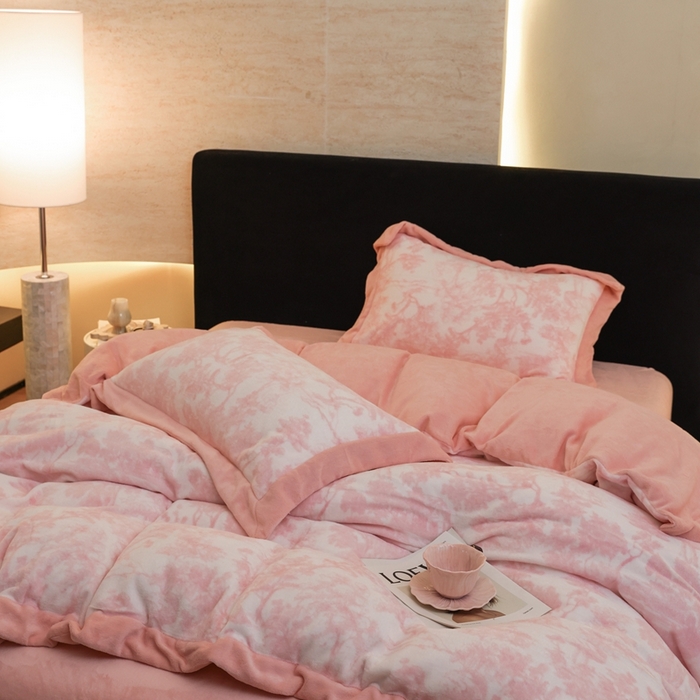 91家纺网 家纺一手货源 找家纺 优悦生活馆 2025新款秋冬简约亲肤牛奶绒印花保暖四件套-维也纳 维也纳-白桃粉