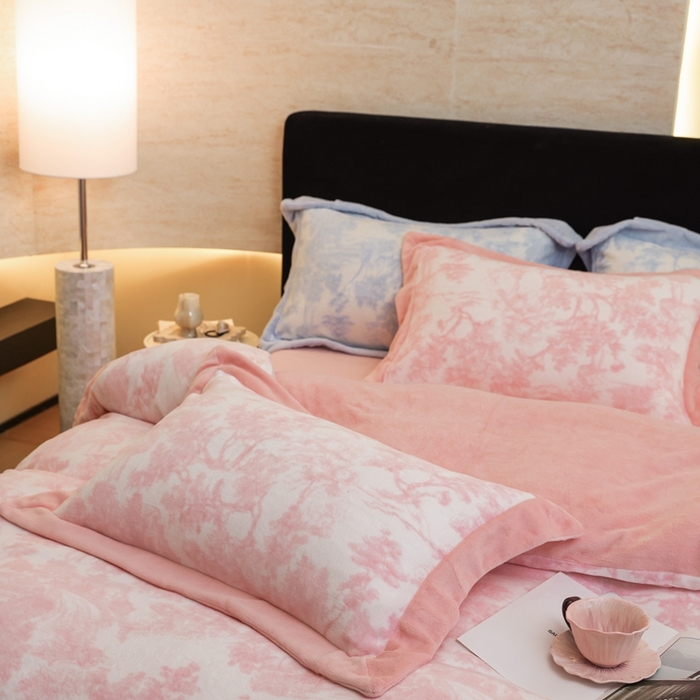 91家纺网 家纺一手货源 找家纺 优悦生活馆 2025新款秋冬简约亲肤牛奶绒印花保暖四件套-维也纳 维也纳-白桃粉