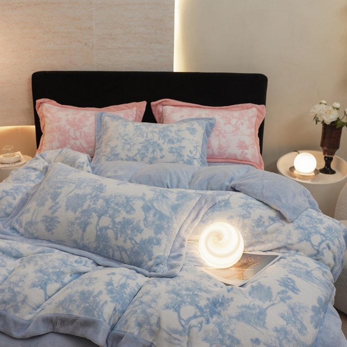 91家纺网 家纺一手货源 找家纺 优悦生活馆 2025新款秋冬简约亲肤牛奶绒印花保暖四件套-维也纳 维也纳-天空蓝