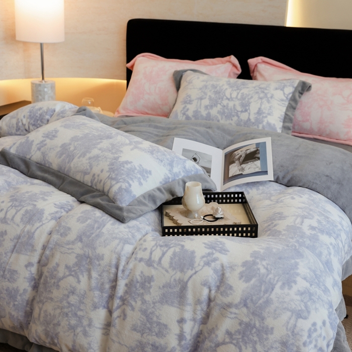 91家纺网 家纺一手货源 找家纺 优悦生活馆 2025新款秋冬简约亲肤牛奶绒印花保暖四件套-维也纳 维也纳-时尚灰